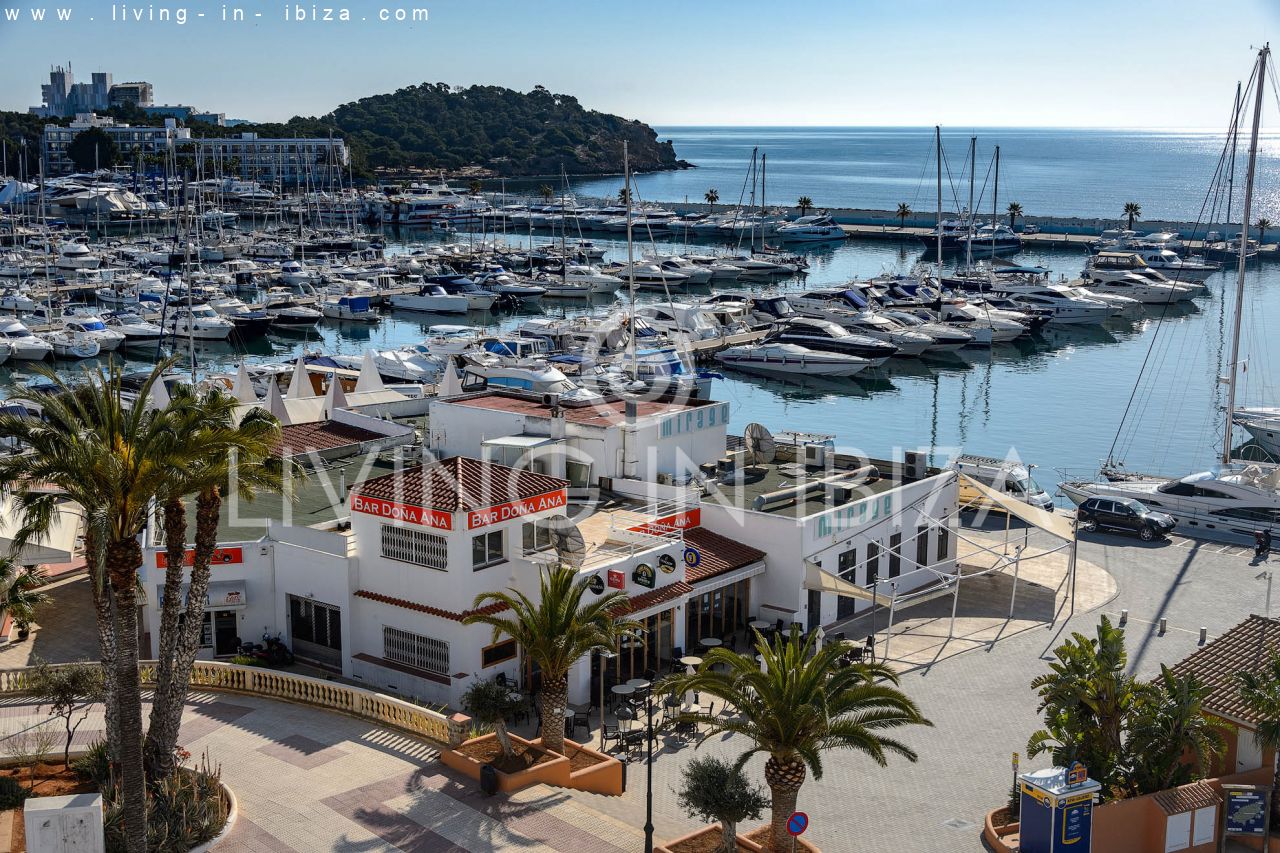 Temporary rental / seasonal contract, from 1st May to 31st October. Cosy seafront flat with parking on the seafront promenade of Santa Eulalia, Ibiza