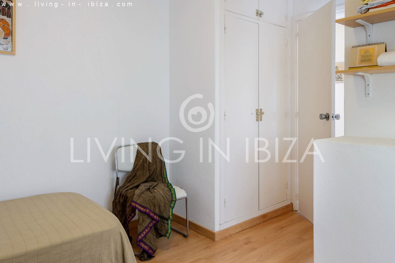 Temporary rental / seasonal contract, from 1st May to 31st October. Cosy seafront flat with parking on the seafront promenade of Santa Eulalia, Ibiza