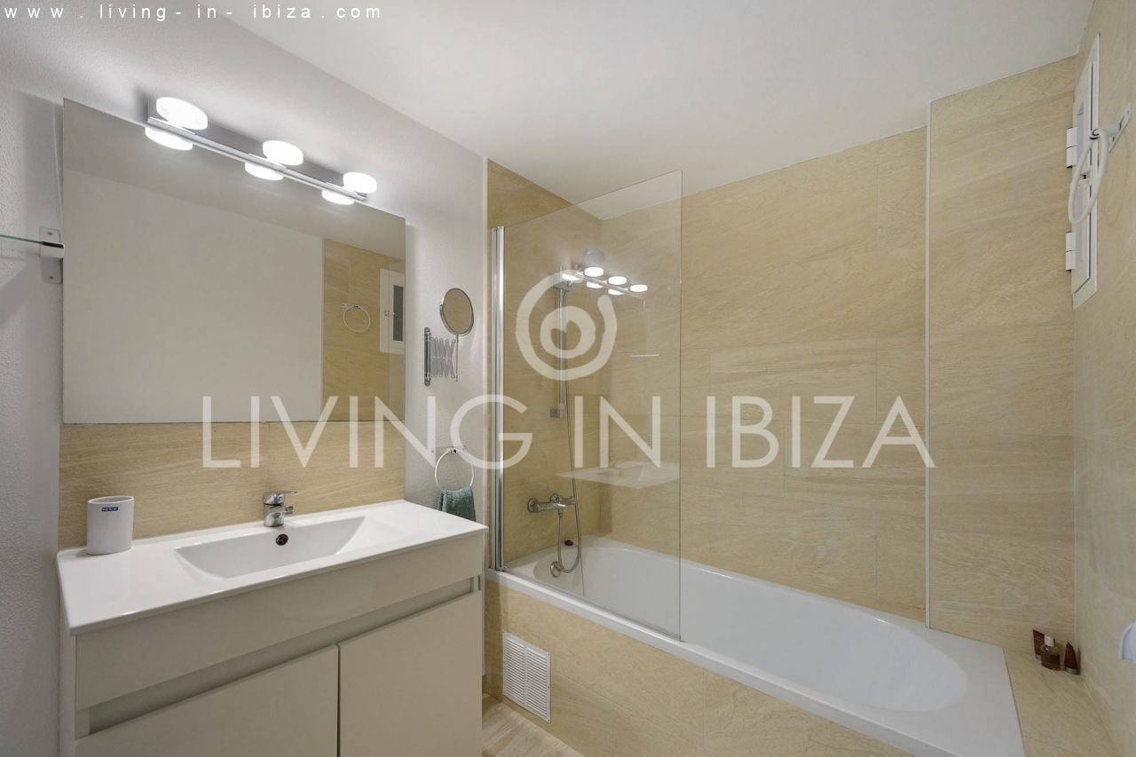 Temporary rental / seasonal contract, from 1st May to 31st October. Cosy seafront flat with parking on the seafront promenade of Santa Eulalia, Ibiza