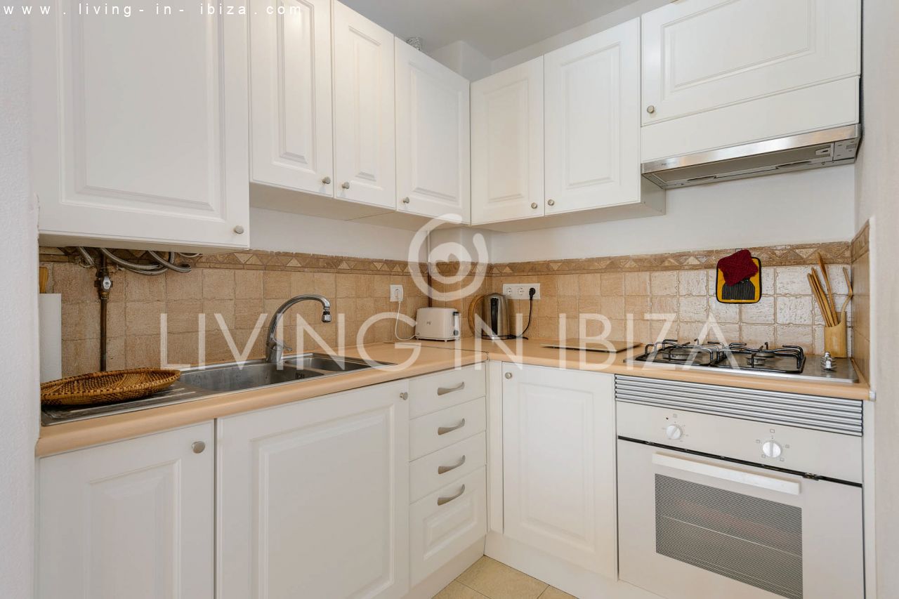 Temporary rental / seasonal contract, from 1st May to 31st October. Cosy seafront flat with parking on the seafront promenade of Santa Eulalia, Ibiza