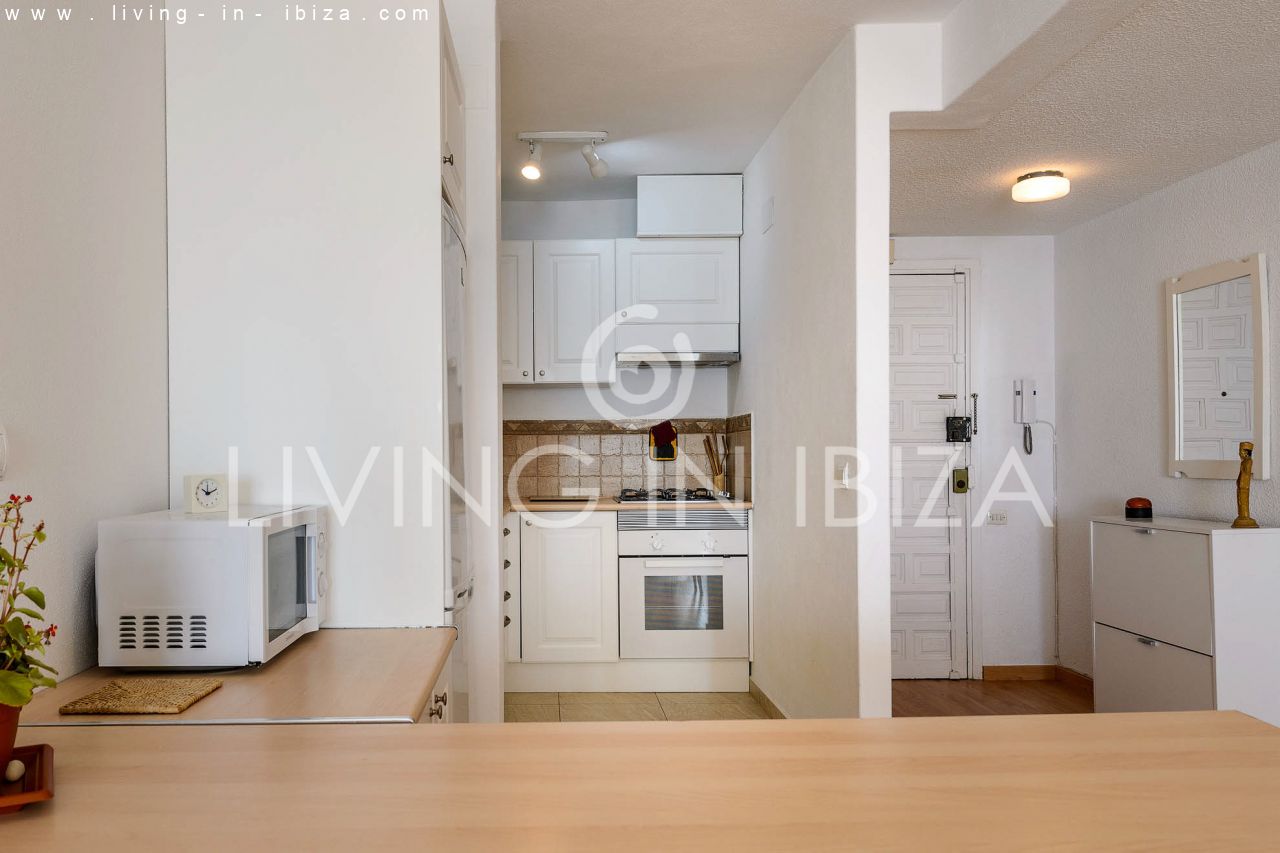 Temporary rental / seasonal contract, from 1st May to 31st October. Cosy seafront flat with parking on the seafront promenade of Santa Eulalia, Ibiza