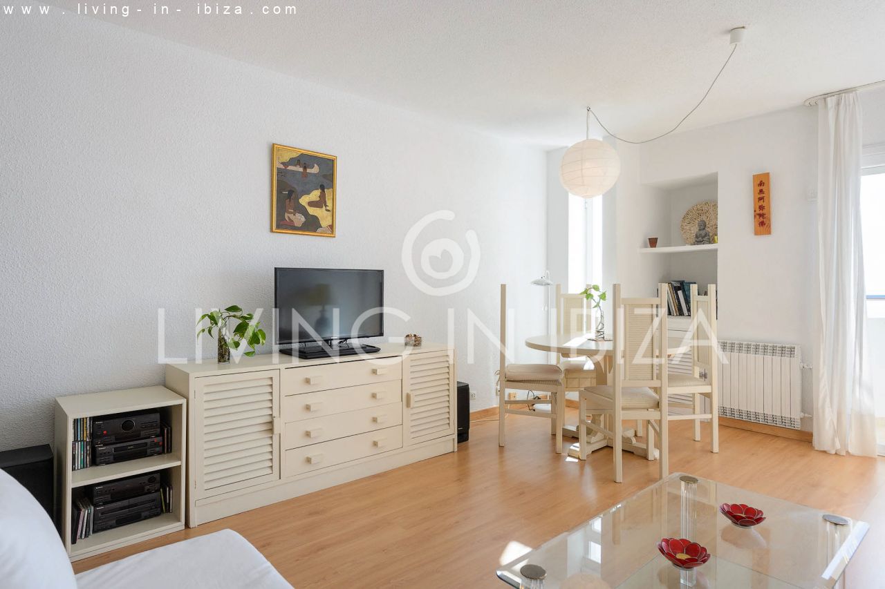 Temporary rental / seasonal contract, from 1st May to 31st October. Cosy seafront flat with parking on the seafront promenade of Santa Eulalia, Ibiza