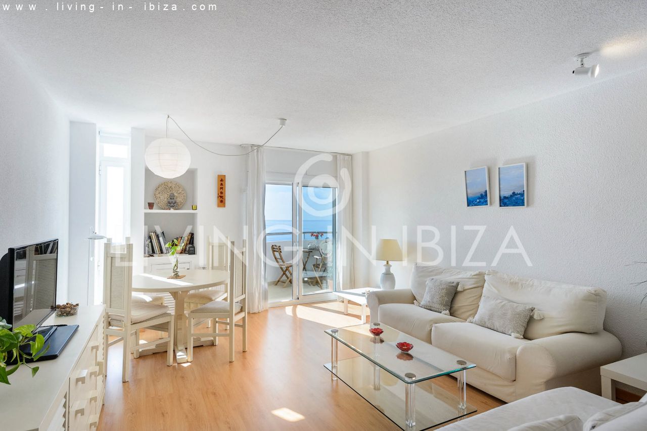 Temporary rental / seasonal contract, from 1st May to 31st October. Cosy seafront flat with parking on the seafront promenade of Santa Eulalia, Ibiza