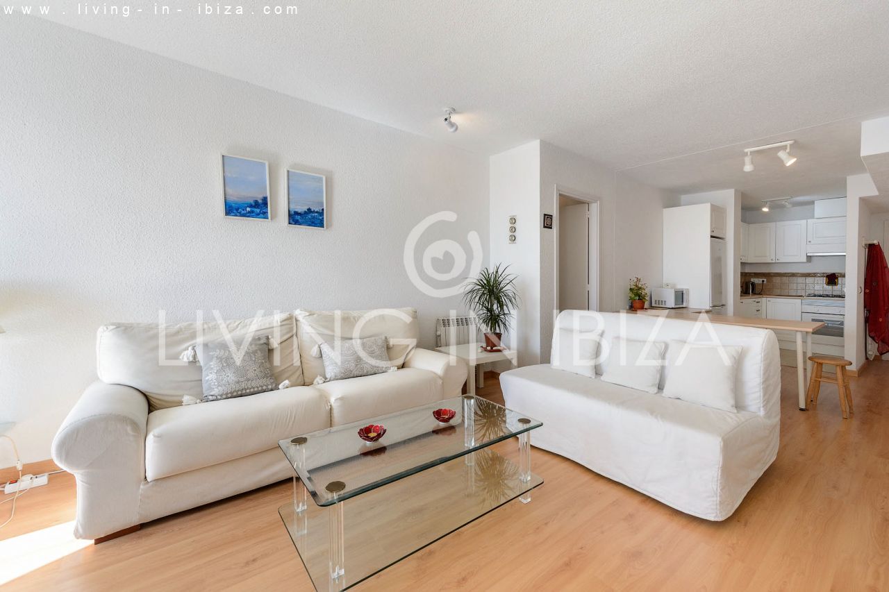 Temporary rental / seasonal contract, from 1st May to 31st October. Cosy seafront flat with parking on the seafront promenade of Santa Eulalia, Ibiza