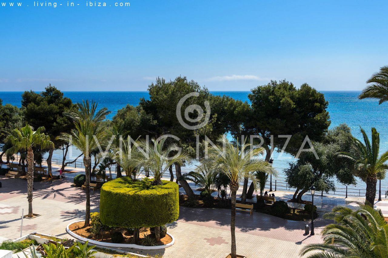 Seasonal RENTAL Attractive design apartment with parking space, in Santa Eulalia del Río, Ibiza, first sea line. Close to the beach. From the 1/10 -