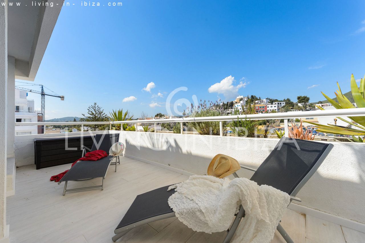 Seasonal RENTAL Attractive design apartment with parking space, in Santa Eulalia del Río, Ibiza, first sea line. Close to the beach. From the 1/10 -