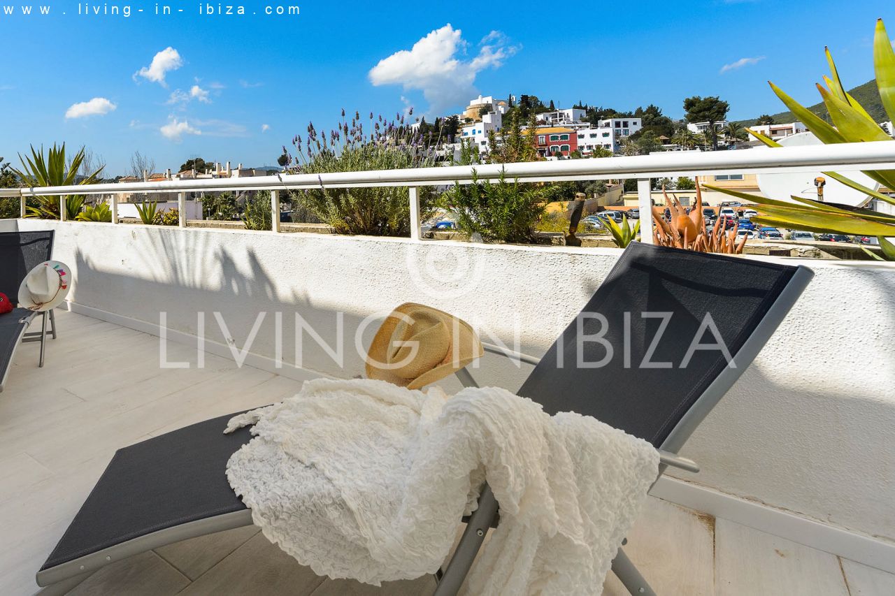 Seasonal RENTAL Attractive design apartment with parking space, in Santa Eulalia del Río, Ibiza, first sea line. Close to the beach. From the 1/10 -