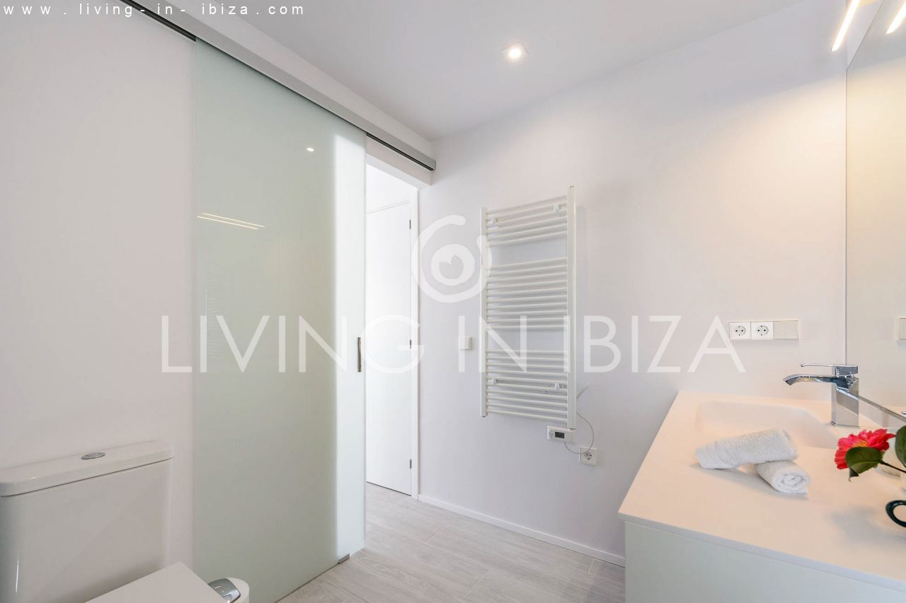 Seasonal RENTAL Attractive design apartment with parking space, in Santa Eulalia del Río, Ibiza, first sea line. Close to the beach. From the 1/10 -