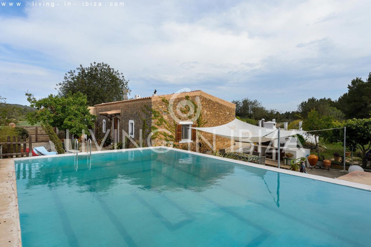 ANNUAL CONTRACT/ LONGTERM RENTAL. Ibizan house of 100 years, renovated, Santa Eulalia area. Ibiza.