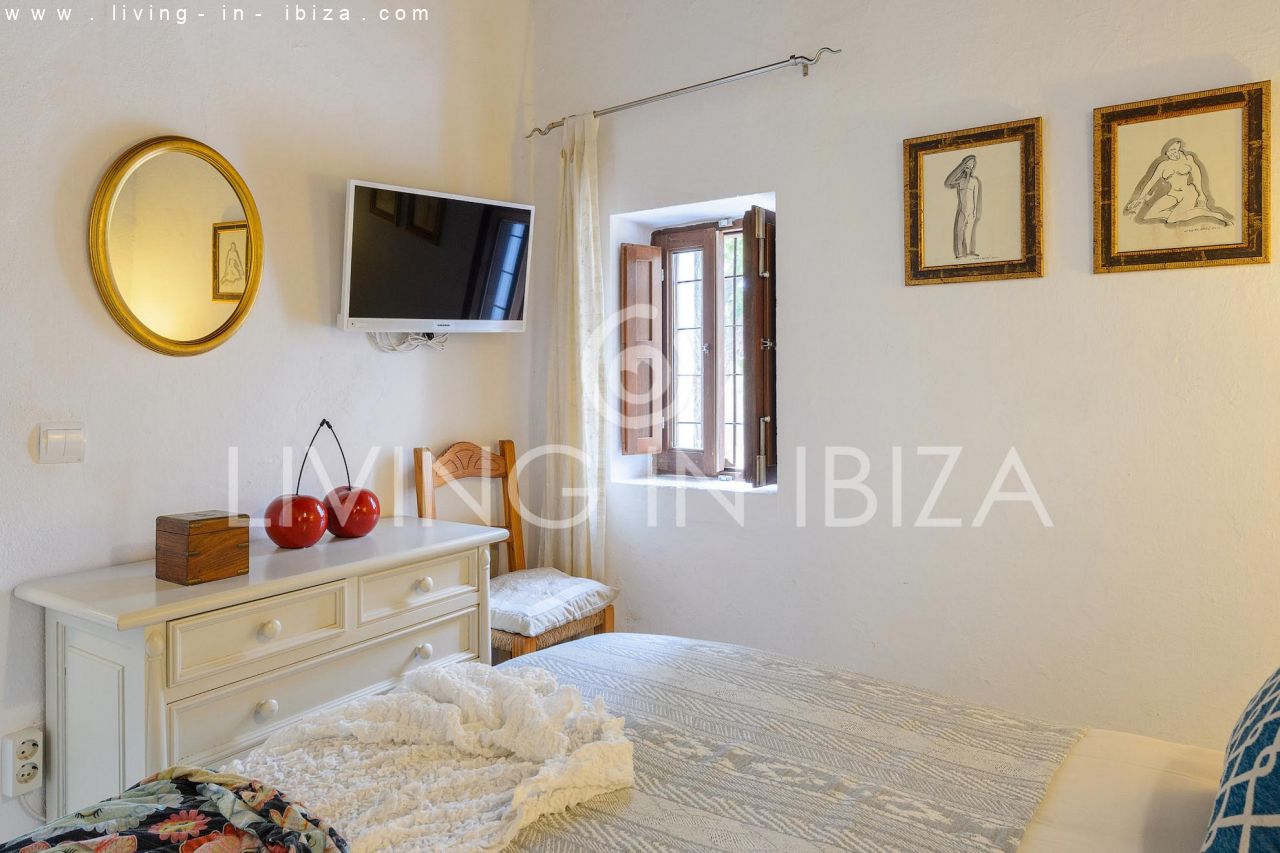 ANNUAL CONTRACT/ LONGTERM RENTAL. Ibizan house of 100 years, renovated, Santa Eulalia area. Ibiza.
