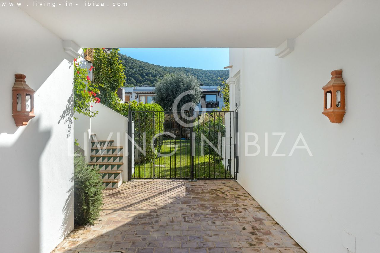 Seasonal rental: Charming penthouse furnished and equipped for rent from 1.05 to 31.10 in a residential area of Siesta, Santa Eulalia, Ibiza