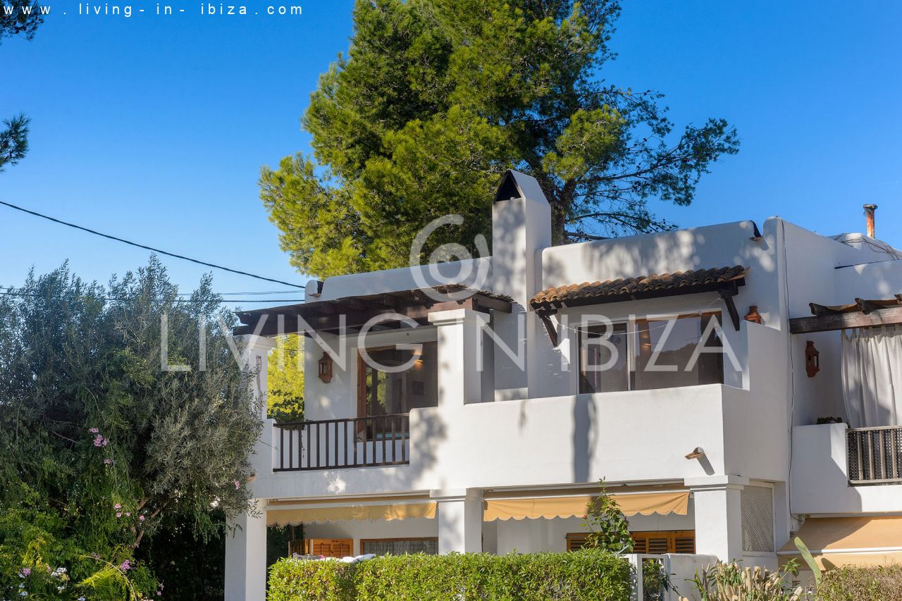 Seasonal rental: Charming penthouse furnished and equipped for rent from 1.05 to 31.10 in a residential area of Siesta, Santa Eulalia, Ibiza