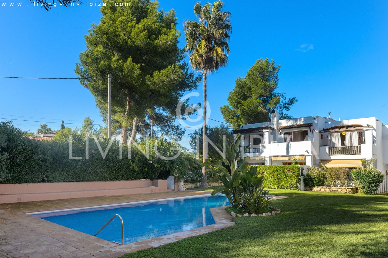 Seasonal rental: Charming penthouse furnished and equipped for rent from 1.05 to 31.10 in a residential area of Siesta, Santa Eulalia, Ibiza