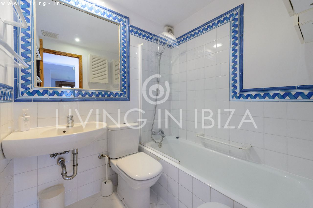 Seasonal rental: Charming penthouse furnished and equipped for rent from 1.05 to 31.10 in a residential area of Siesta, Santa Eulalia, Ibiza