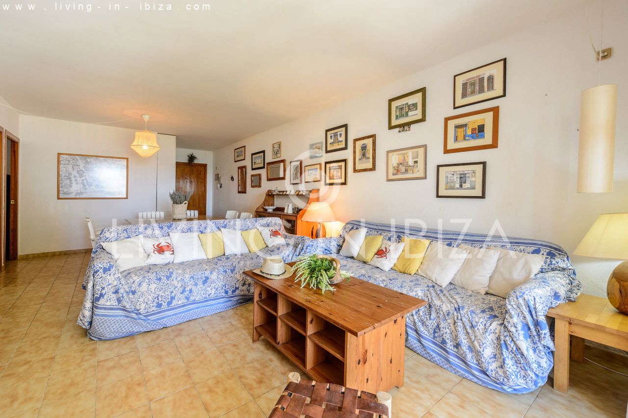 IDEAL FOR TEACHER / FOR RENT: Charming apartment in Siesta, Santa Eulalia del Río, Ibiza. Excellent location