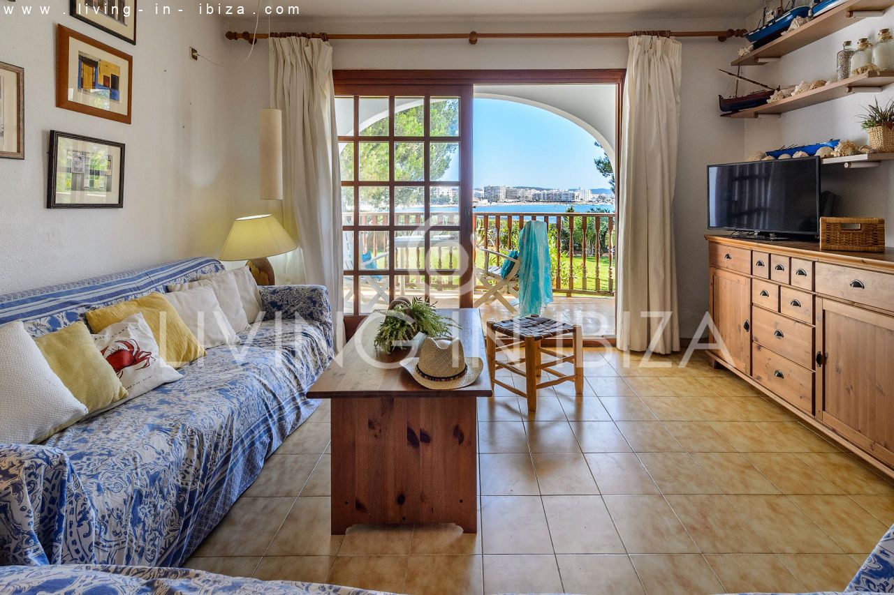 IDEAL FOR TEACHER / FOR RENT: Charming apartment in Siesta, Santa Eulalia del Río, Ibiza. Excellent location