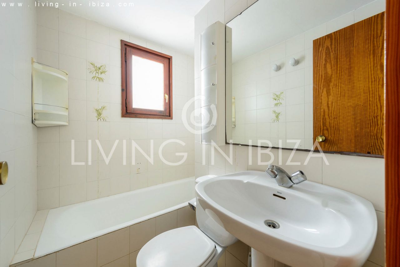 IDEAL FOR TEACHER / FOR RENT: Charming apartment in Siesta, Santa Eulalia del Río, Ibiza. Excellent location