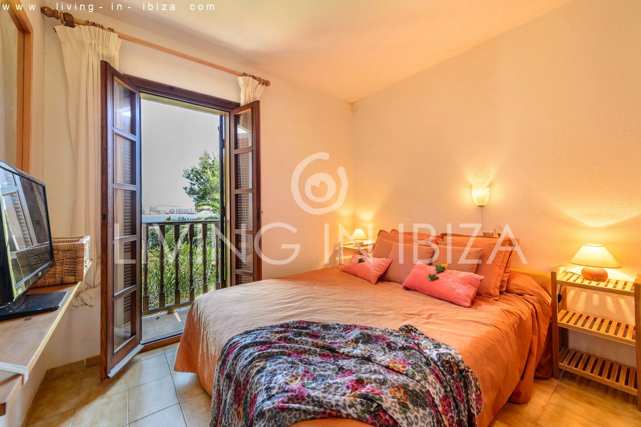 IDEAL FOR TEACHER / FOR RENT: Charming apartment in Siesta, Santa Eulalia del Río, Ibiza. Excellent location