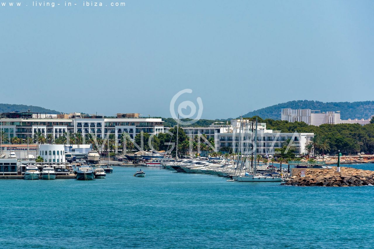 IDEAL FOR TEACHER / FOR RENT: Charming apartment in Siesta, Santa Eulalia del Río, Ibiza. Excellent location