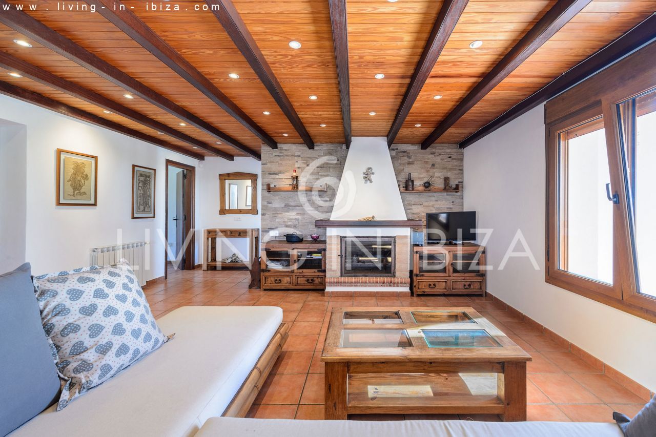  Attractive and spacious villa with Pool and sea views for seasonal rent in San Carlos, Santa Eulalia del Río, Ibiza, near Cala Nova, Cala Llenya 