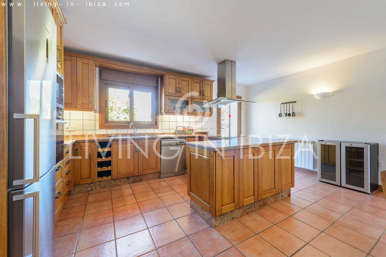  Attractive and spacious villa with Pool and sea views for seasonal rent in San Carlos, Santa Eulalia del Río, Ibiza, near Cala Nova, Cala Llenya 