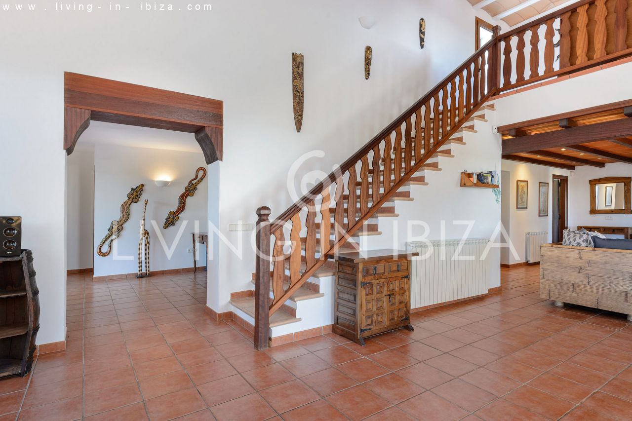  Attractive and spacious villa with Pool and sea views for seasonal rent in San Carlos, Santa Eulalia del Río, Ibiza, near Cala Nova, Cala Llenya 