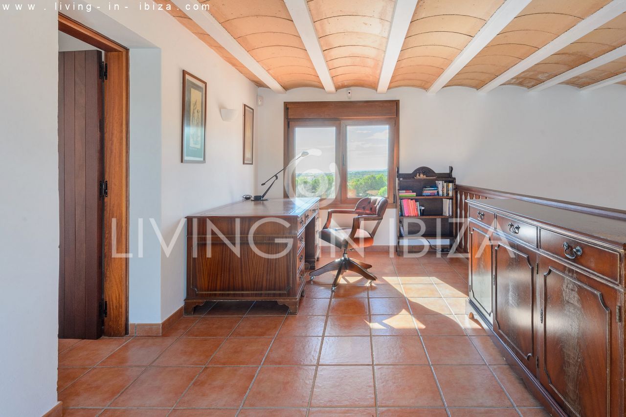  Attractive and spacious villa with Pool and sea views for seasonal rent in San Carlos, Santa Eulalia del Río, Ibiza, near Cala Nova, Cala Llenya 
