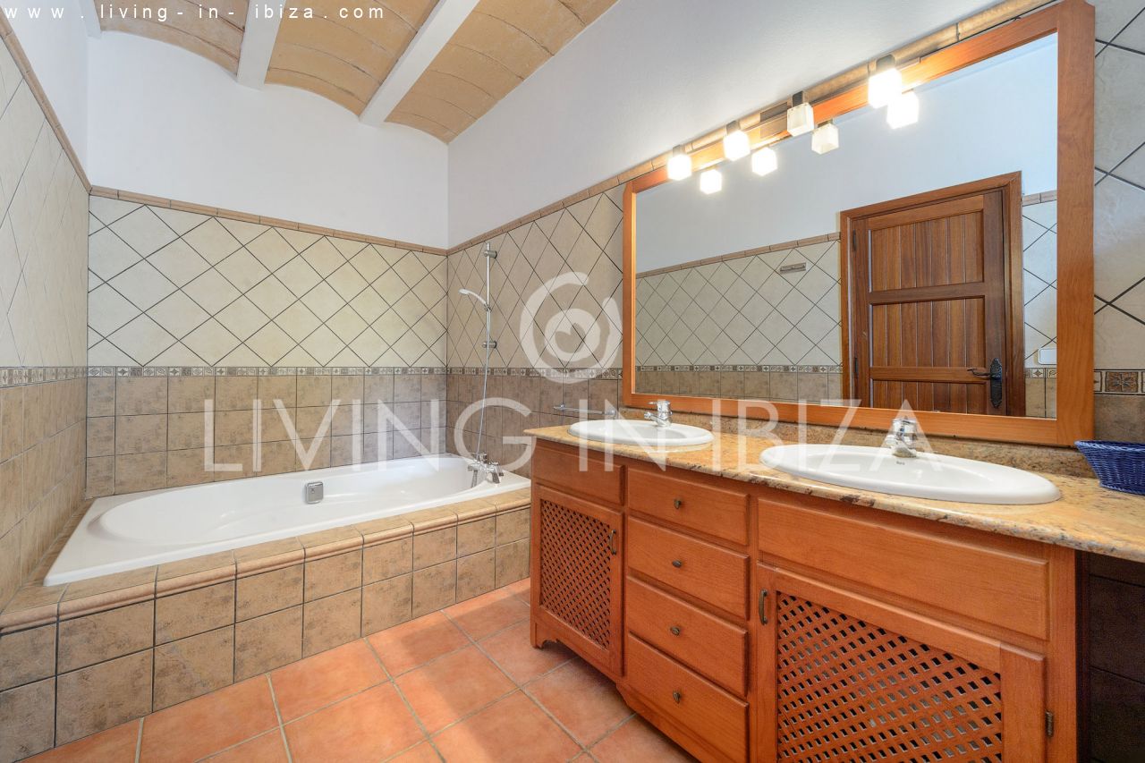  Attractive and spacious villa with Pool and sea views for seasonal rent in San Carlos, Santa Eulalia del Río, Ibiza, near Cala Nova, Cala Llenya 