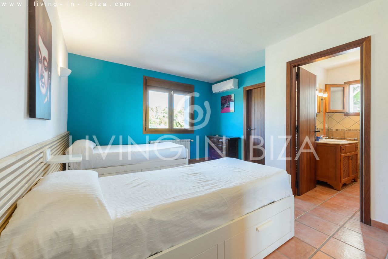  Attractive and spacious villa with Pool and sea views for seasonal rent in San Carlos, Santa Eulalia del Río, Ibiza, near Cala Nova, Cala Llenya 