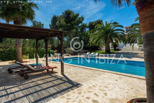 San Carlos de Peralta ANNUAL / LONG TERM RENTAL, charming two-story villa, furnished with pool in Santa Eulalia del Río, Ibiza. Central heating, sea views from a distance.  