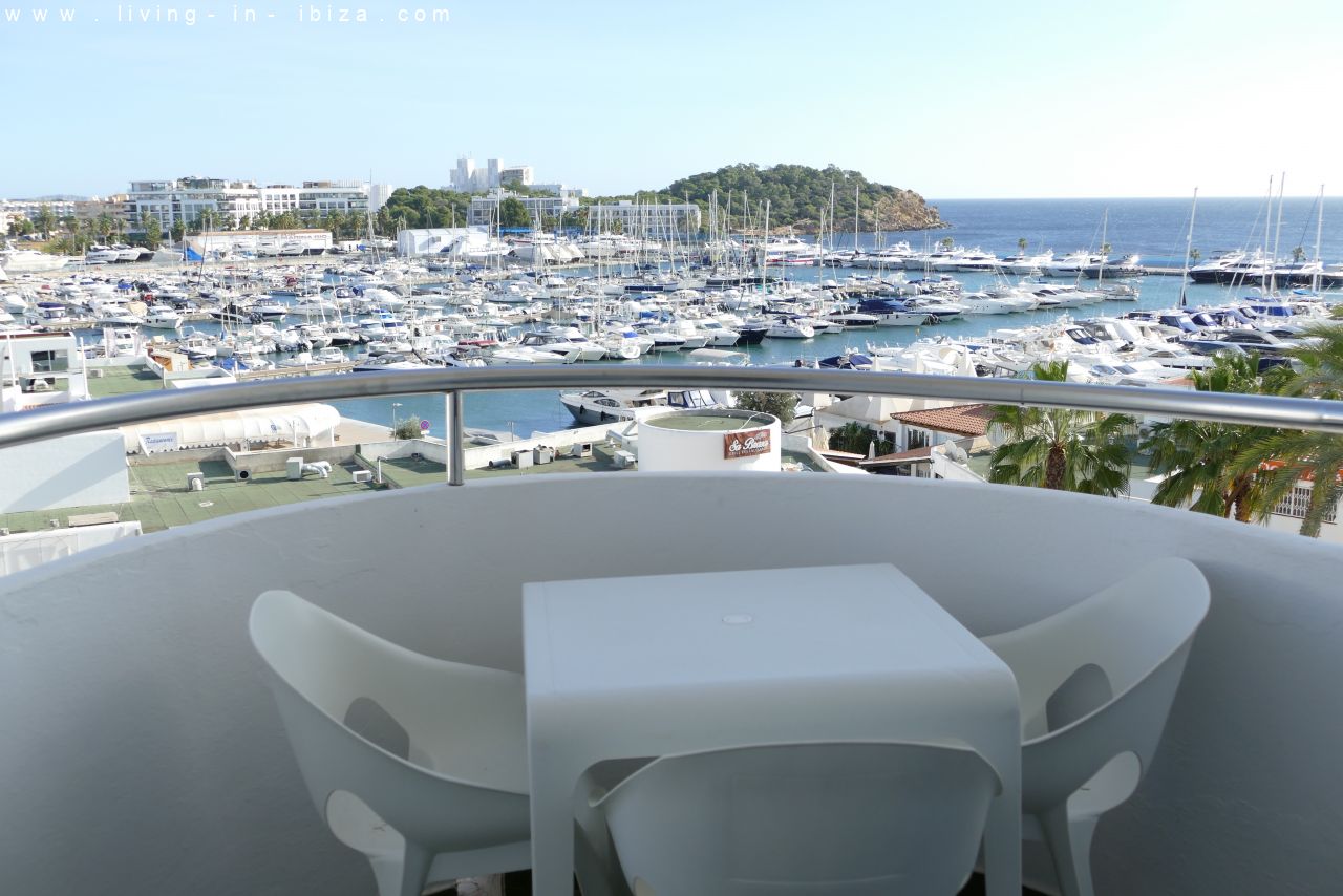 Santa Eulalia del Rio: Seasonal temporary rental, cozy studio apartment with sea views on first line on promenade of Santa Eulalia del Rio, Ibiza. 