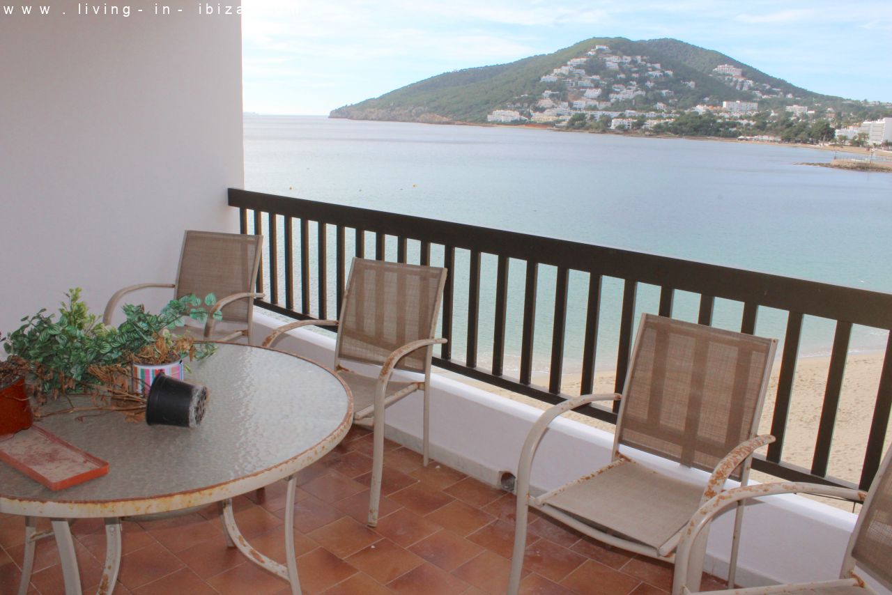 Seasonal rental in Santa Eulalia del Rio, Ibiza. Ample apartment first line sea views on beach