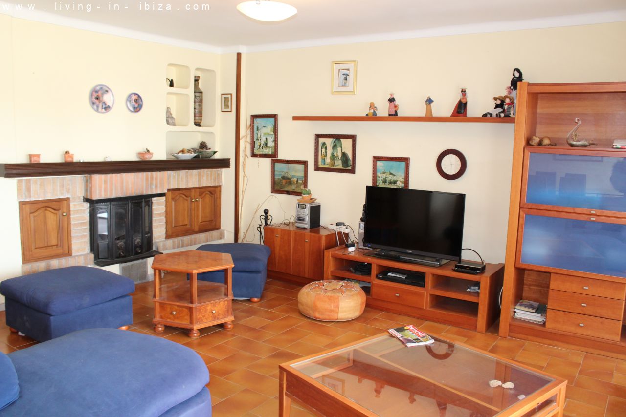 Seasonal rental in Santa Eulalia del Rio, Ibiza. Ample apartment first line sea views on beach