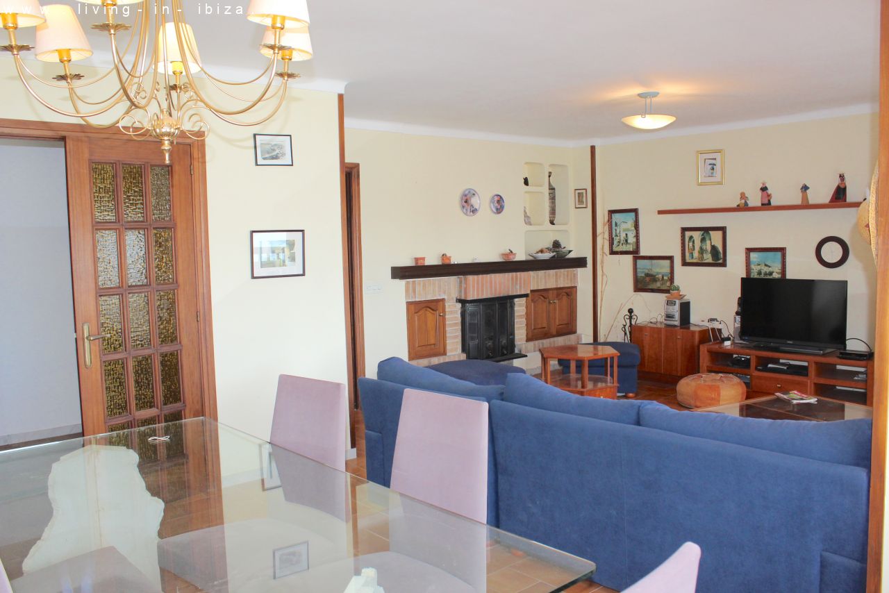Seasonal rental in Santa Eulalia del Rio, Ibiza. Ample apartment first line sea views on beach
