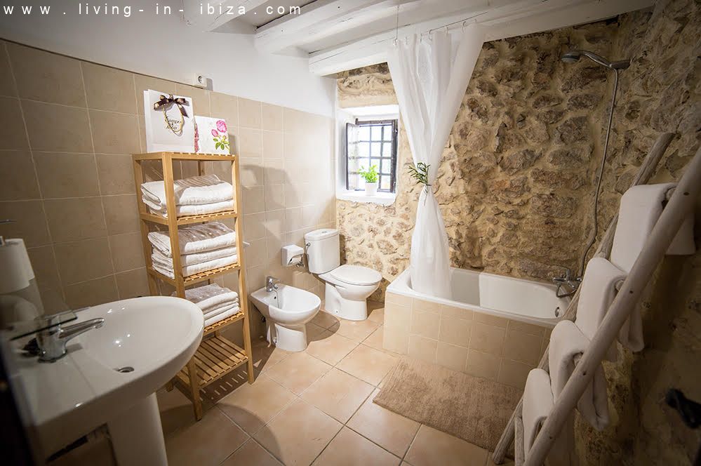 Annual rent Authentic Finca in Sant Rafael, to enjoy the immense peace of Ibiza.