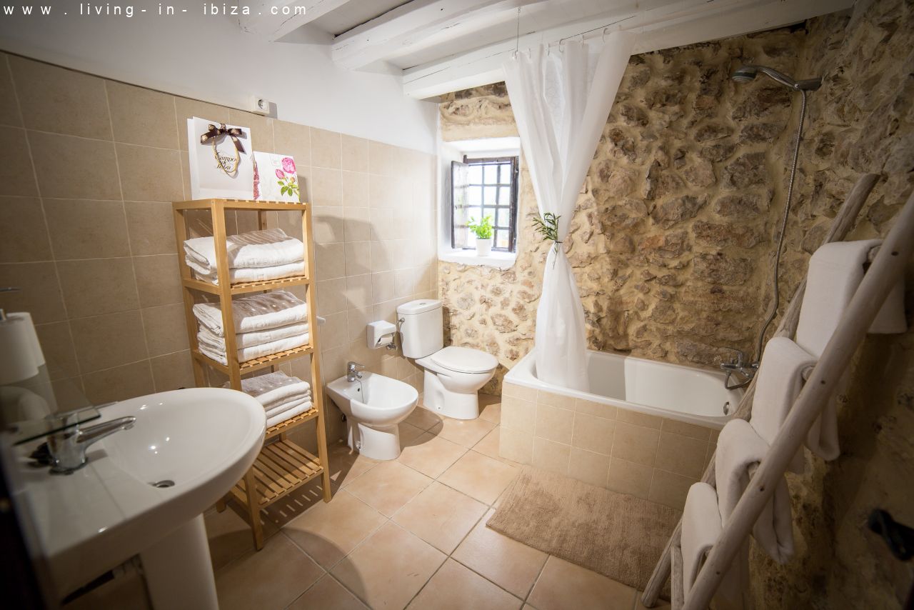 Annual rent Authentic Finca in Sant Rafael, to enjoy the immense peace of Ibiza.