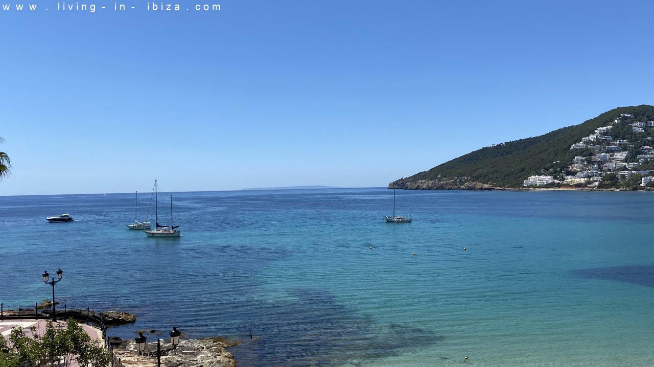 Seasonal rental in Santa Eulalia del Rio, Ibiza. Ample apartment first line sea views on beach