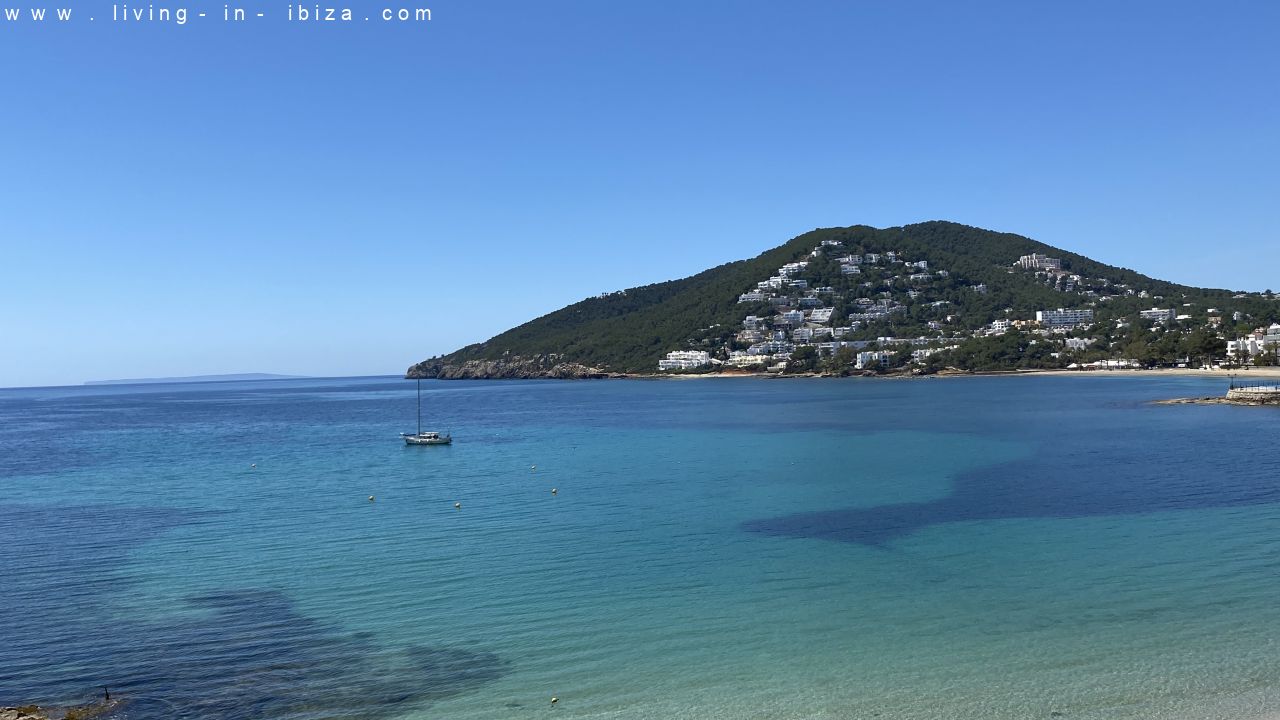 Seasonal rental in Santa Eulalia del Rio, Ibiza. Ample apartment first line sea views on beach