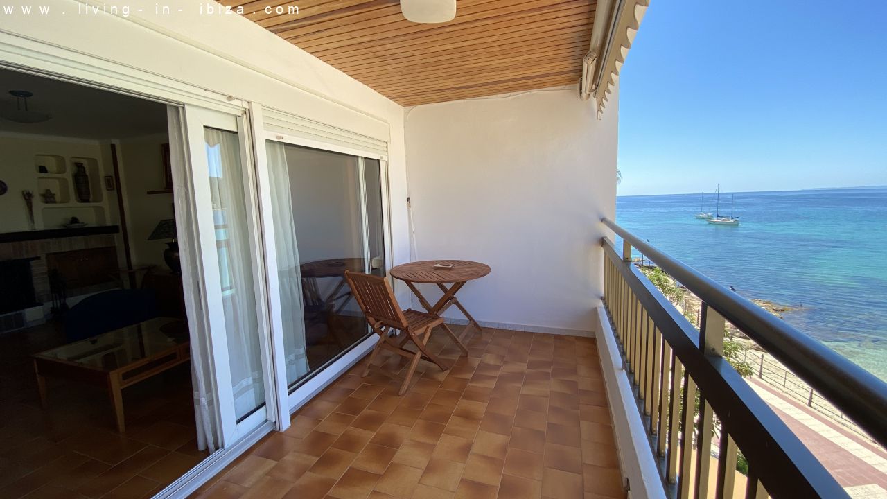 Seasonal rental in Santa Eulalia del Rio, Ibiza. Ample apartment first line sea views on beach