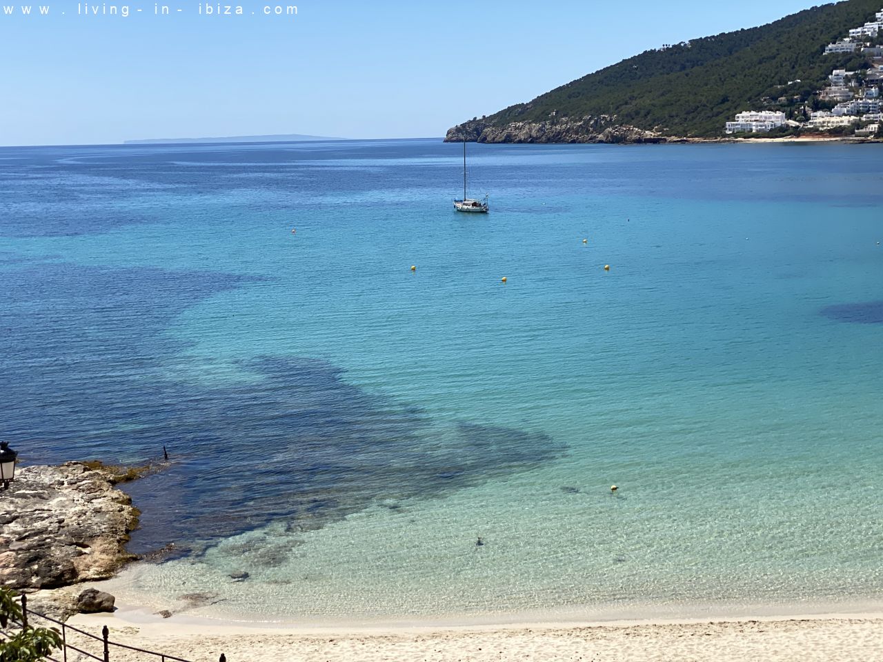 Seasonal rental in Santa Eulalia del Rio, Ibiza. Ample apartment first line sea views on beach