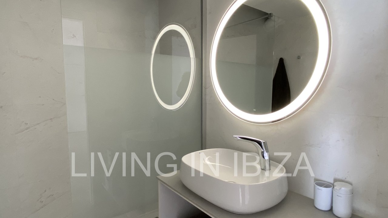 Santa Eulalia Port. Seasonal rental. This flat is situated in a privileged situation in the first line on the promenade of Santa Eulalia