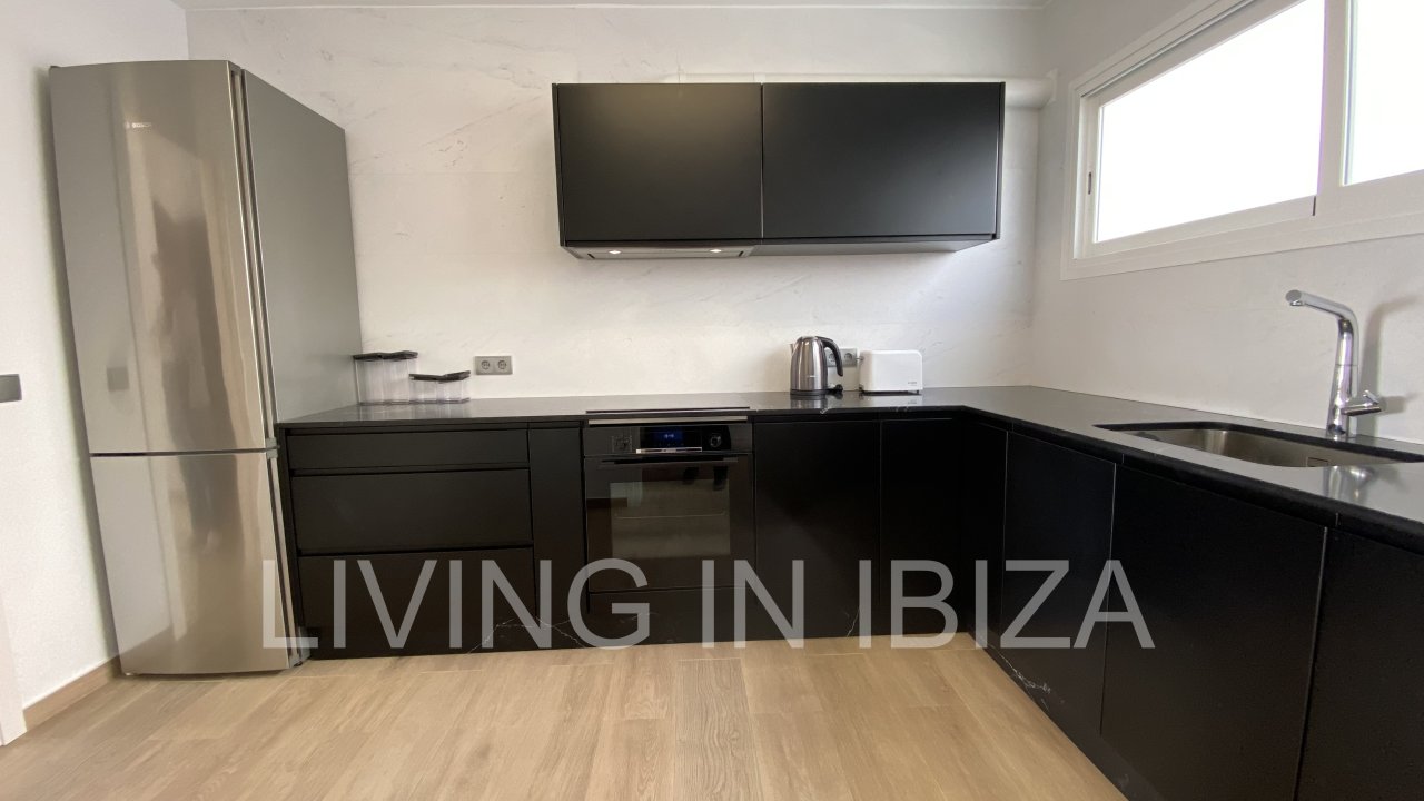 Santa Eulalia Port. Seasonal rental. This flat is situated in a privileged situation in the first line on the promenade of Santa Eulalia