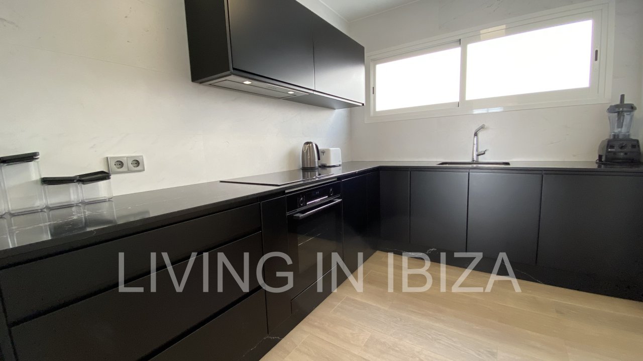 Santa Eulalia Port. Seasonal rental. This flat is situated in a privileged situation in the first line on the promenade of Santa Eulalia