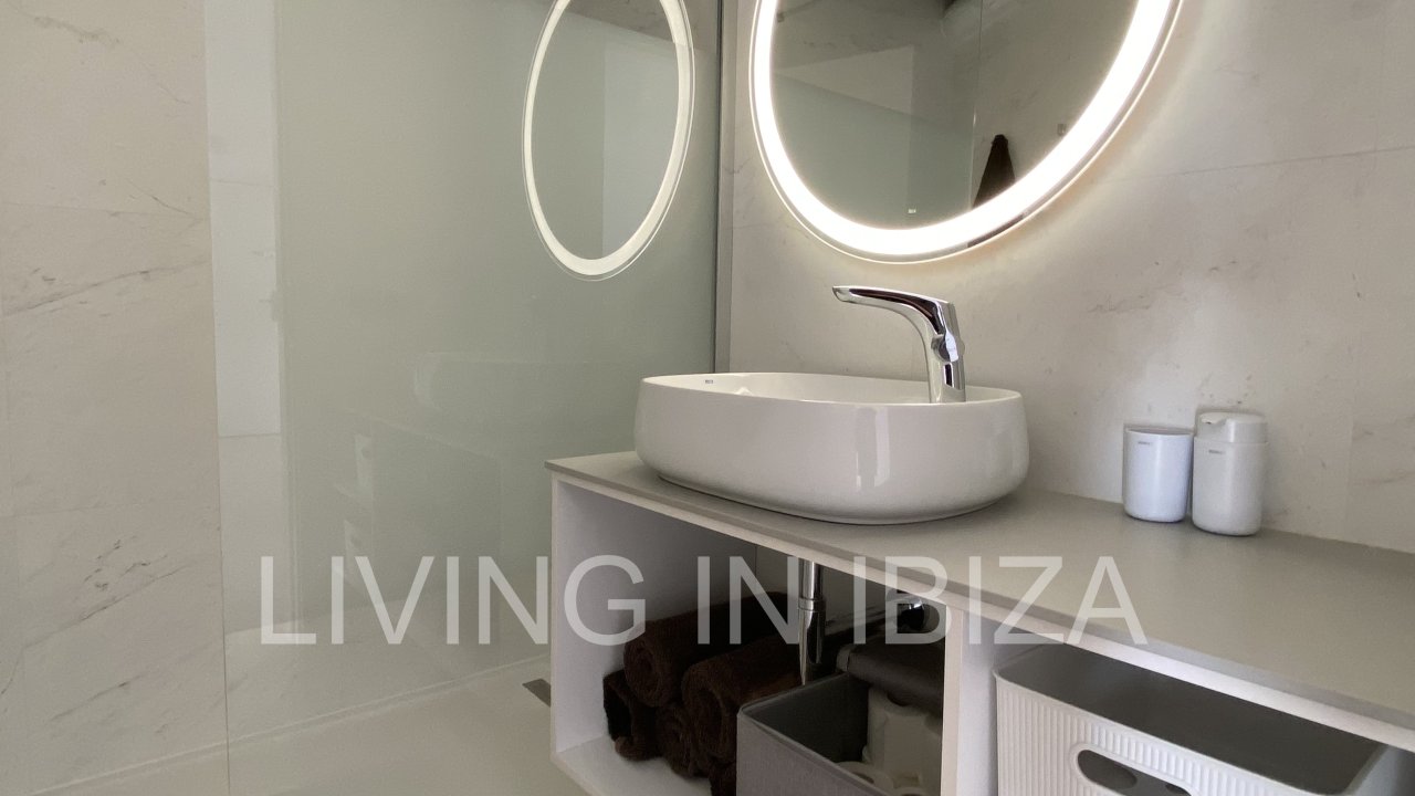 Santa Eulalia Port. Seasonal rental. This flat is situated in a privileged situation in the first line on the promenade of Santa Eulalia