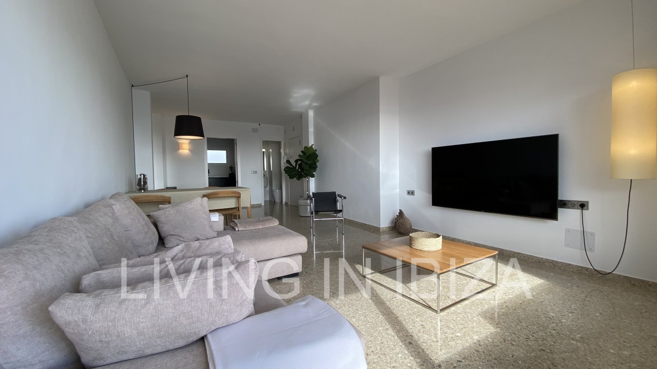 Santa Eulalia Port. Seasonal rental. This flat is situated in a privileged situation in the first line on the promenade of Santa Eulalia