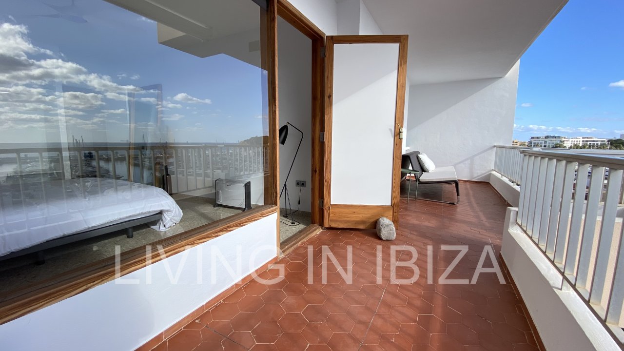 Santa Eulalia Port. Seasonal rental. This flat is situated in a privileged situation in the first line on the promenade of Santa Eulalia