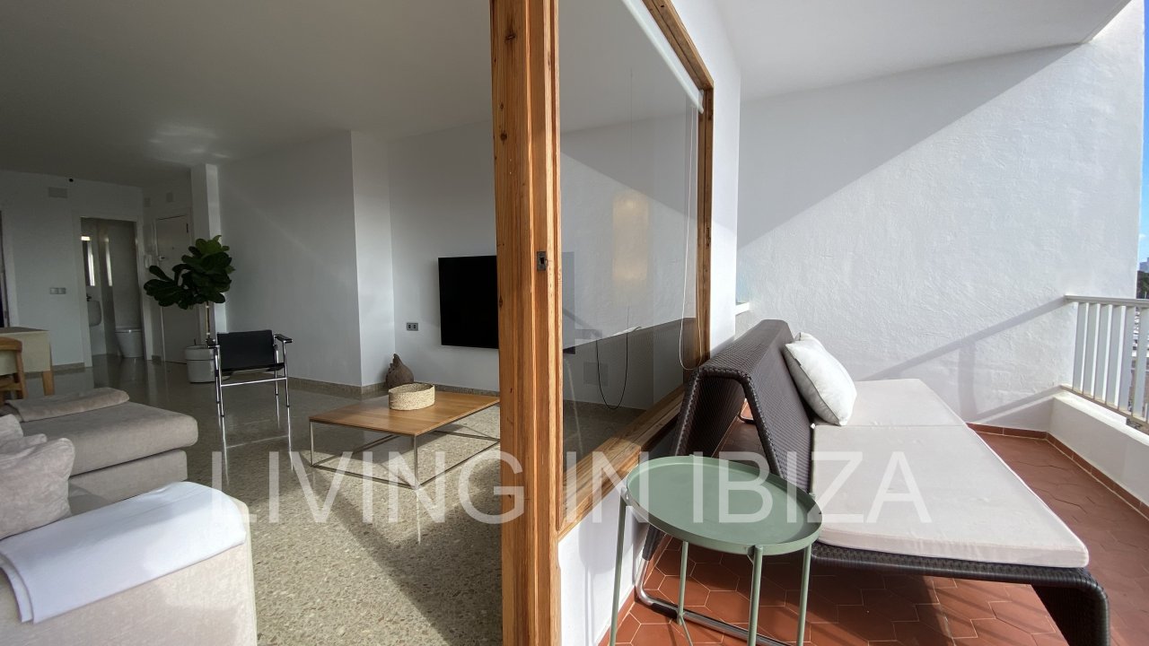 Santa Eulalia Port. Seasonal rental. This flat is situated in a privileged situation in the first line on the promenade of Santa Eulalia