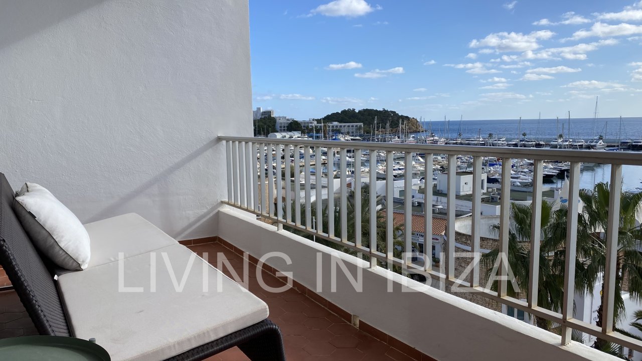 Santa Eulalia Port. Seasonal rental. This flat is situated in a privileged situation in the first line on the promenade of Santa Eulalia