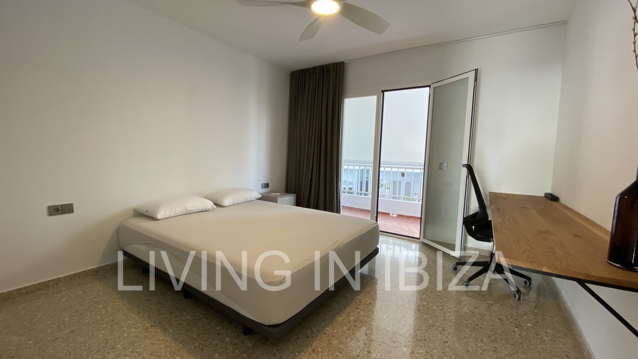 Santa Eulalia Port. Seasonal rental. This flat is situated in a privileged situation in the first line on the promenade of Santa Eulalia