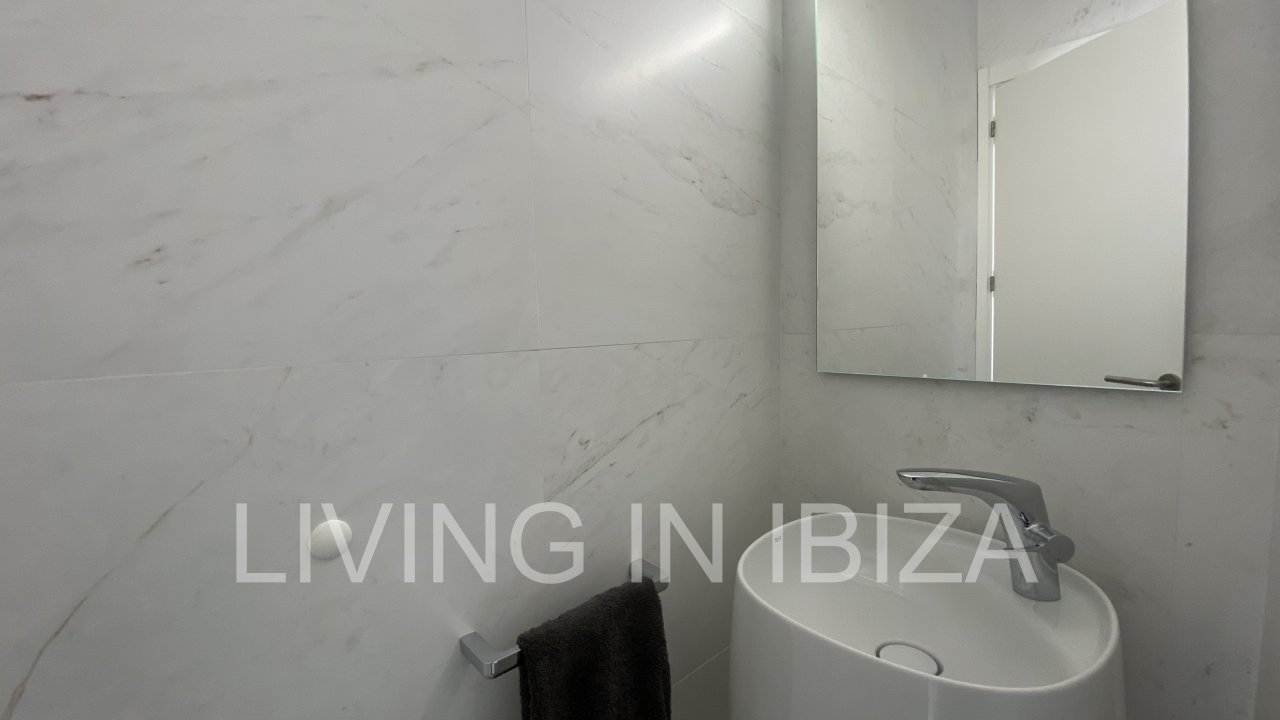 Santa Eulalia Port. Seasonal rental. This flat is situated in a privileged situation in the first line on the promenade of Santa Eulalia